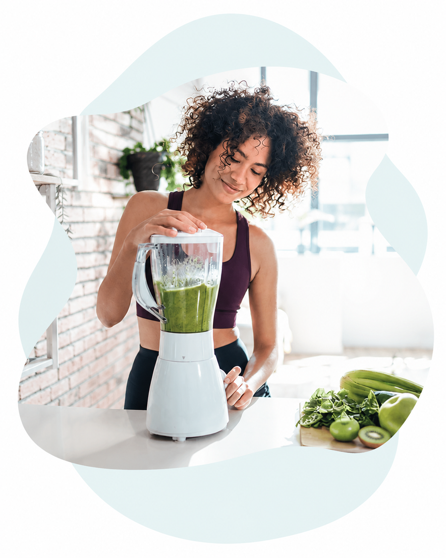 Persoon maakt een gezonde smoothie